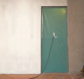 Laitteiden sähköjohdot vedetty muovin läpi puulattian hionta